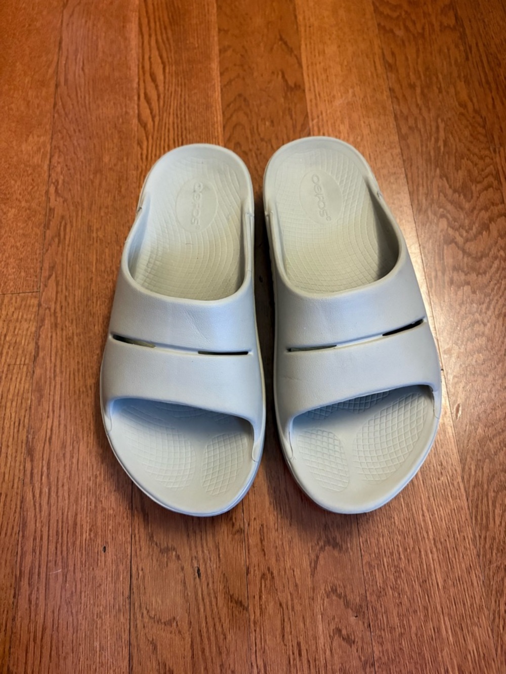 OOFOS Ooahh Light Gray Recovery Slide Sandals. Size Women’s 9, Men’s size 7